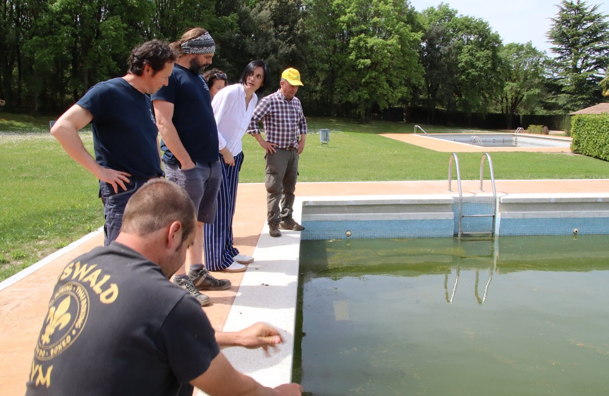 Seva reparteix l'aigua de la piscina entre els veïns de la zona perquè puguin regar ccma.cat/324/seva-repar…