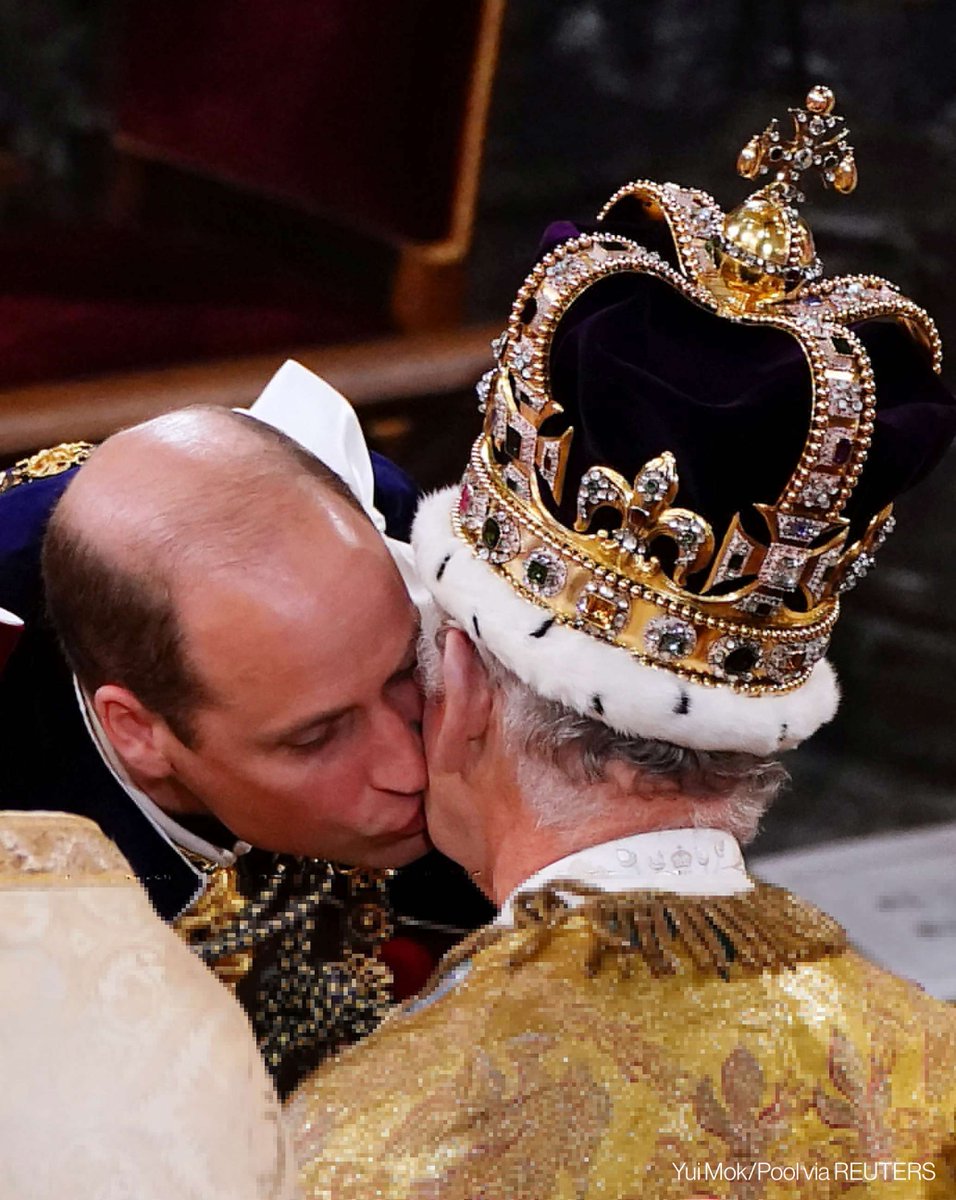ABC's tweet photo. 📸: Prince William, Prince of Wales, kisses his father King Charles III during coronation ceremony in Westminster Abbey. https://t.co/fc5iptZMP2 https://t.co/thXKn1bO6F