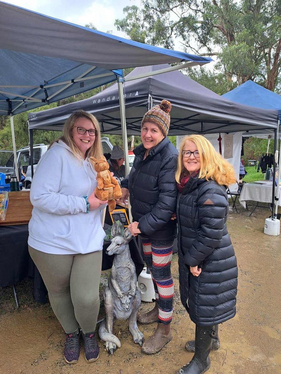 VicKangaroos's tweet photo. 2/2 From Kate: “Every month Robyn has a VKA table at her cake stall & today we handed out flyers & spoke to many locals about the plight of our beloved #kangaroos.”
Thanks to Amelia from #packshack for taking VKA flyers to hand out at her (kanga-free) pet treats stall! https://t.co/0ZCwundSBV