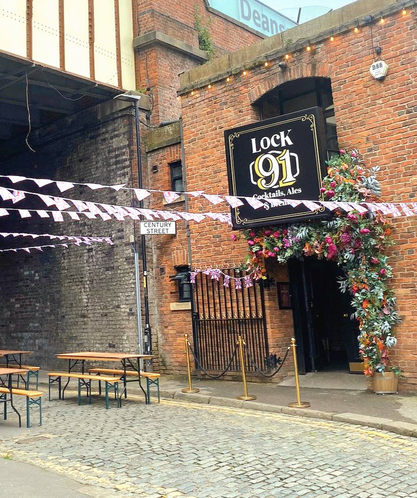Lock91Mcr's tweet photo. Bank Holiday starts here 😉 Join us at Lock91 from 2pm today for a Coronation Street Party that's fit for a King!

Our Inn House Specials are available from 4pm - 7pm, Sun + Sat:

Cocktails £6
House Lager £3.95
House Craft Ale £3.95
House wine £12.00
Prosecco £20.00

#Lock91 https://t.co/Z7eR8NrhI9