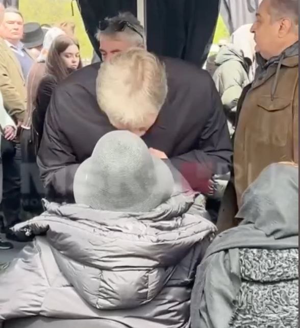 revnitel's tweet photo. Будем надеяться, что это поцелуй Иуды https://t.co/KgyqyFLu7J