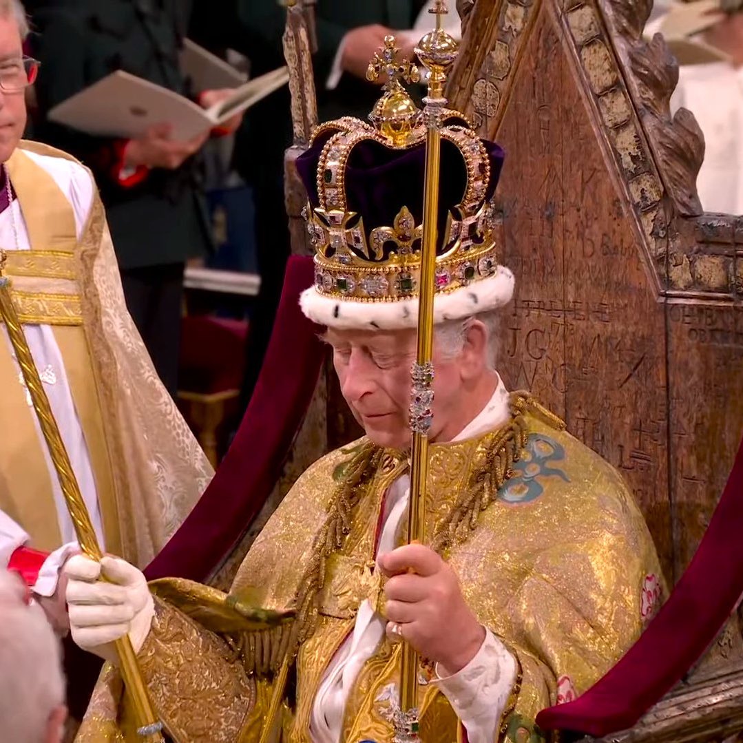 किंग चार्ल्स की हुई ताजपोशी, आर्चबिशप ने पहनाया KING को 360 साल पुराना ताज- King Charles was crowned, archbishop wore 360 ​​year old crown to KING