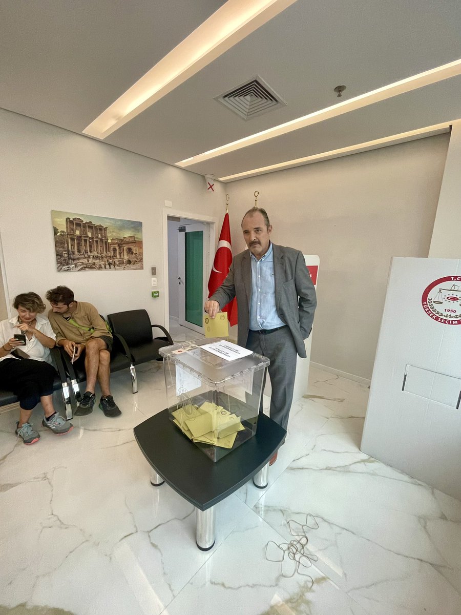 TC_SaoPauloBK's tweet photo. Latin Amerika ve Karayipler bölgesinde Cumhurbaşkanı Seçimi ve 28. Dönem Milletvekili Genel Seçiminde sandık kurulan tek ülke olan Brezilya’nın Sao Paulo şehrinde, Başkonsolosluğumuzda bugün oy verme işlemi başlamıştır. https://t.co/M1SGvYR5xp