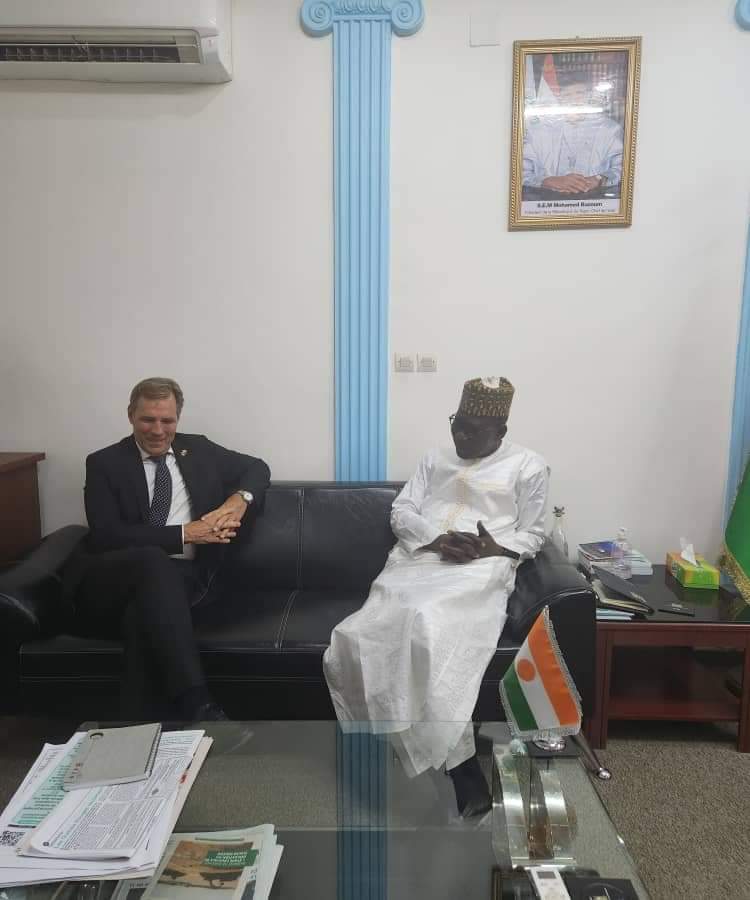 MINISTRE_MHA's tweet photo. #Niger🇳🇪
#Ministère de l'Hydraulique
J'ai reçu en audience SEM #Kristian kirkegaard Edingar ambassadeur du Royaume de #Danemark au Niger avec résidence à Ouagadougou, au Burkina Faso. 
Nous avons eu des échanges sur les perspectives de coopération avec le MHA. https://t.co/Umr54P2Ej7