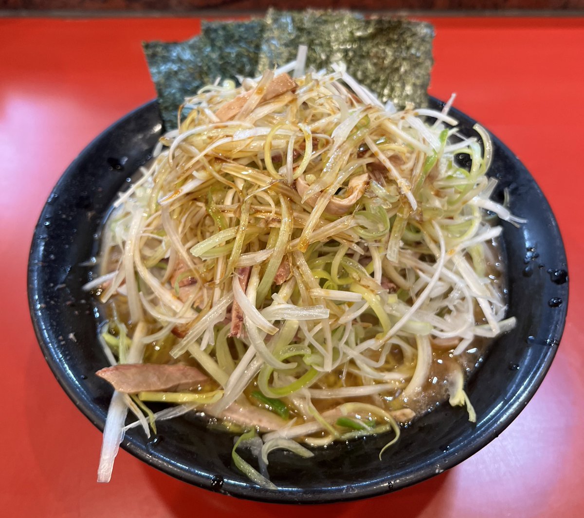 Hibiscus_fx's tweet photo. 環2家@下永谷

大盛りラーメン
ネギチャーシュー

原料価格高騰の影響か油多めコールが出来なくなってました😭
モチモチした麺とスープが美味しく油多めじゃなくても充分🤤
遠いのでなかなか訪問出来ませんが、また食べにいきます🍜 https://t.co/bk2ezBYmL1