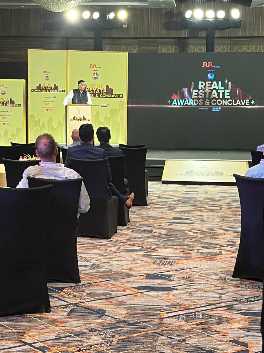 Shri @kabrashreegopal on stage welcoming everyone to Jaipur’s edition of the 14th Real Estate Awards & Conclave with @_RRKabel & @CNBC_Awaaz 

We’re live at
- youtube.com/watch?v=rIg52l…
- fb.watch/km2Bmg3OHe/

#CNBCAwaazREA2023 #Partnered @KnightFrank_IN