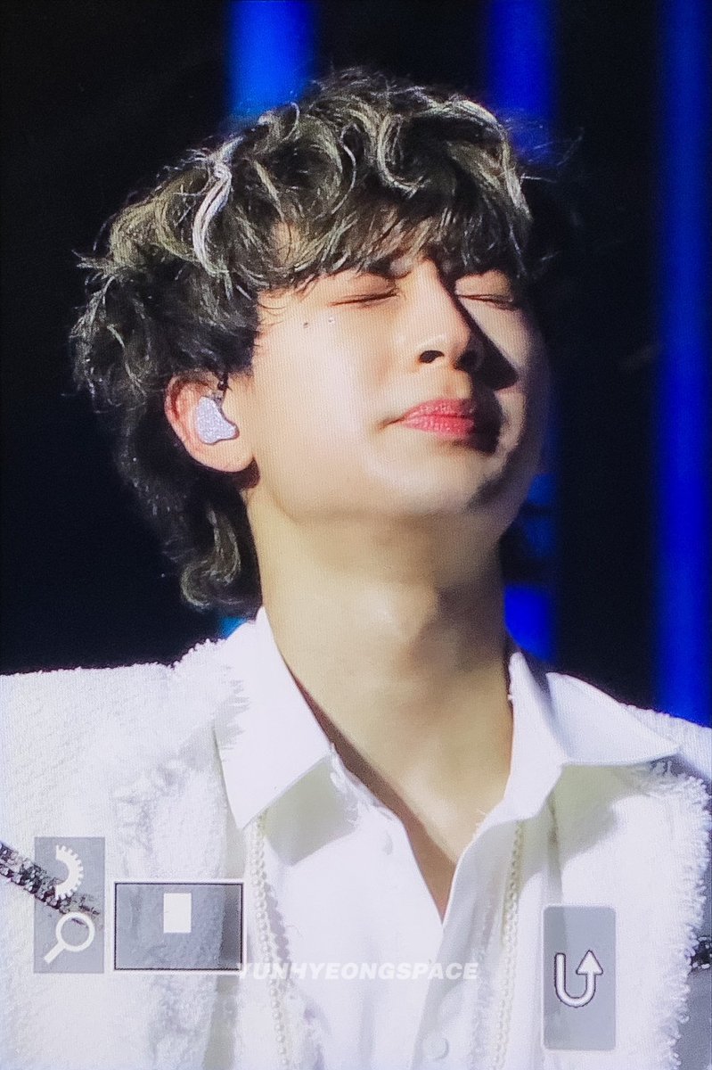 YUNHYEONGSPACE's tweet photo. 230505 귀여우ㅓ💙🤍💙🤍#아이콘 #iKON #송윤형 #윤형 #ユニョン #YUNHYEONG @sssong6823 https://t.co/uZdSsJVi9q