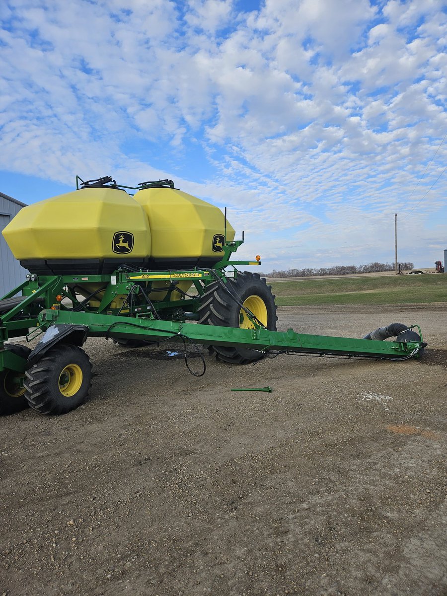 SLandman9's tweet photo. Close call yesterday. Dad was folding up the conveyor and the shaft that it swivels on snapped. He got knocked down and bumped his head but nothing serious, luckily. Our dealership had the piece in stock so it must be something that happens. Check your swivels for cracks! https://t.co/aiV7AJOQeg