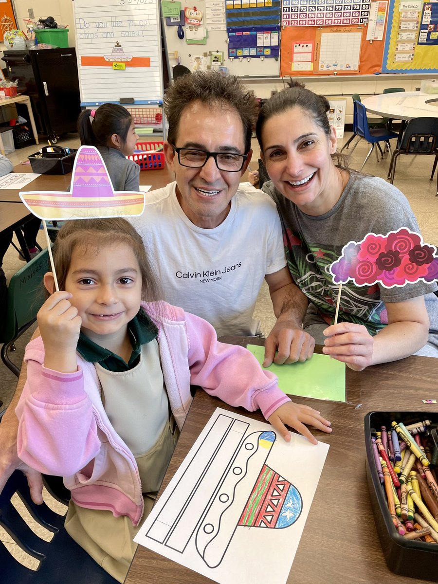yoly_meneses's tweet photo. Our last BookClub at Morris Avenue! Happy Cinco de Mayo! 💚❤️🤍@morrisaveschool @JaniseStout @LBSuptRodriguez #juntospodemosLB https://t.co/SMXoZFtDfq