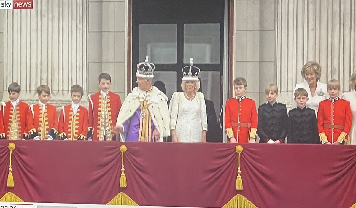 PEACHEMI's tweet photo. We’re all witnessing history #Coronation https://t.co/FjVoz7k1hv
