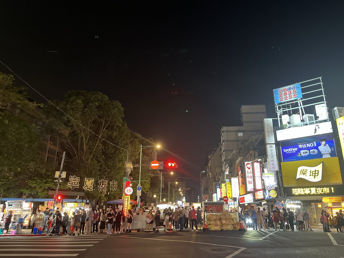 台灣台北夜市寧夏夜市taiwantaipeinightmarketningxianightmarket讓兩位國際巨星陪我逛夜市 開心❤️ 二人のスーパースターと 一緒に夜市に行ったことは 嬉しかった😁