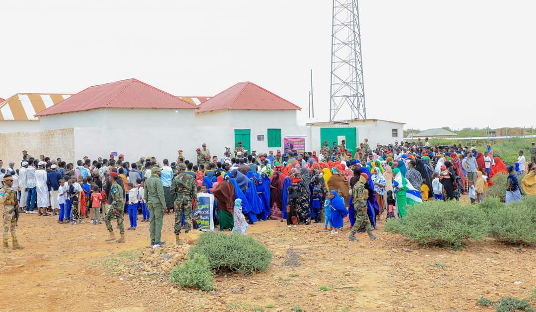shaluco's tweet photo. Madaxweynaha Dowladda #Puntland Mudane @HESaidADeni iyo wafdi uu hogaaminayo ayaa maanta kormeer ku tagay deegaano hoosyimaada degmada Garoowe, Madaxweyne #Deni ayaa mashaariicda dhagax dhigay, waxaana uu kulamo la qaatay Bulshada deegaanada #Awrculus iyo #garyaqaan. https://t.co/ADpz9HQWgf