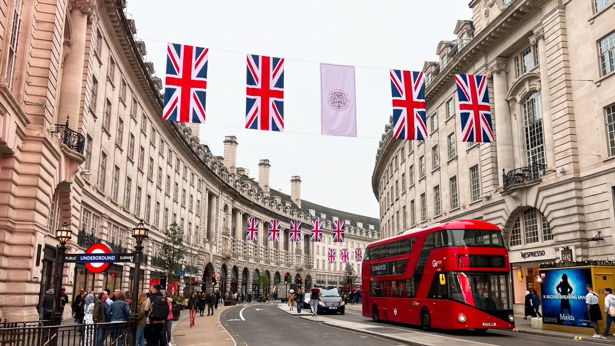 _kozuenjoy_'s tweet photo. コロネーションで盛り上がるイギリス🇬🇧

戴冠式は雨の中ハイドパークのパブリックビューイングで見てきました👑🇬🇧
戴冠の瞬間はワーっと盛り上がってたけど、やっぱり雨が残念すぎる…！ https://t.co/uPdMnojH4Q