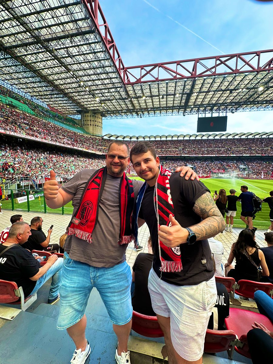 Hanylibor's tweet photo. Dream come true vol. 3♥️ #rosoneri ⚫️🔴 @acmilan vs. @OfficialSSLazio at #SanSiro #Milan #Milano #AcMilan #SerieA #Calcio #SempreMilan https://t.co/o8fJuOF5p4