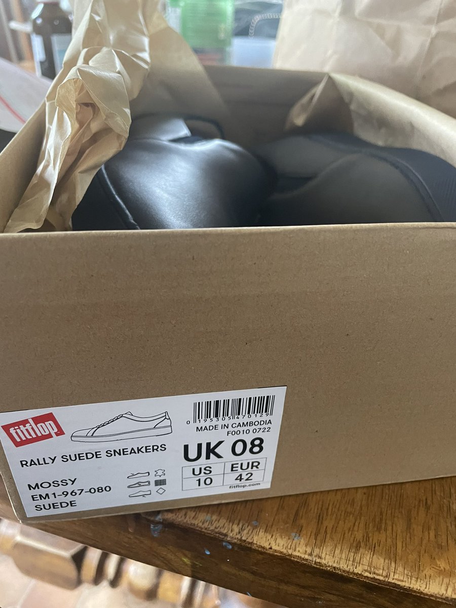 Lozzla's tweet photo. @fitflopuk  wrong order in right box- seriously disappointed.  How do I go about sorting this? https://t.co/WlnLC0jiH7
