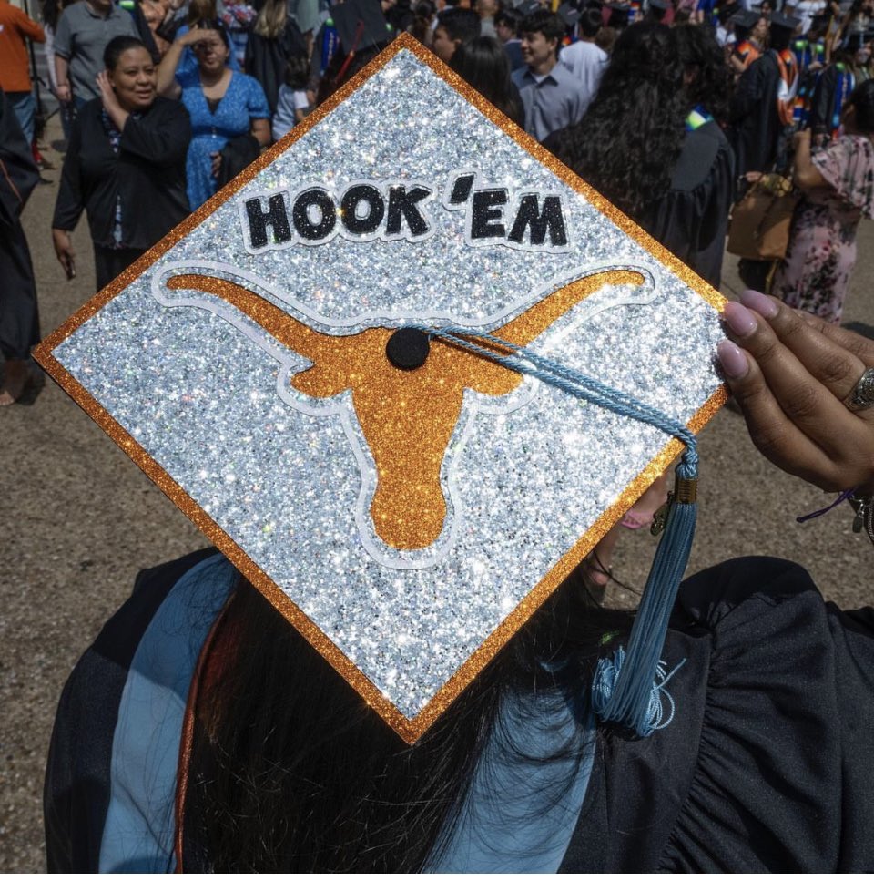 MaverickSAISD's tweet photo. We would like to make a very special Dragon Familia shoutout to our very own Ms. Arispe, who is graduating today! Congratulations on your Master’s degree in Educational Leadership and Policy! 💚 #MESinspired https://t.co/VFpKEHJtGk
