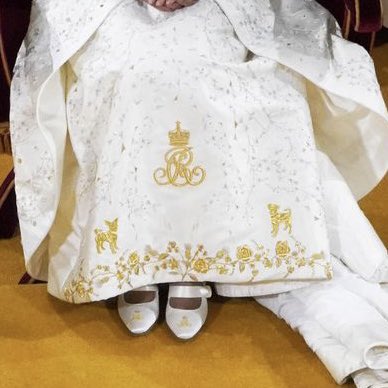 CoachSander's tweet photo. Ja echt…! onderaan de jurk van Queen Camilla de twee Jack Russells van de koning en koningin: Beth and Bluebelle! 🥰
#coronation #QueenCamilla
#jackrussell #hond #hondenfotografie #jackrussellterrier #jackrussellsofinstagram #jackrusselllove #dog #doggy #dogs #dogsofinstagram https://t.co/foI6INA3J7