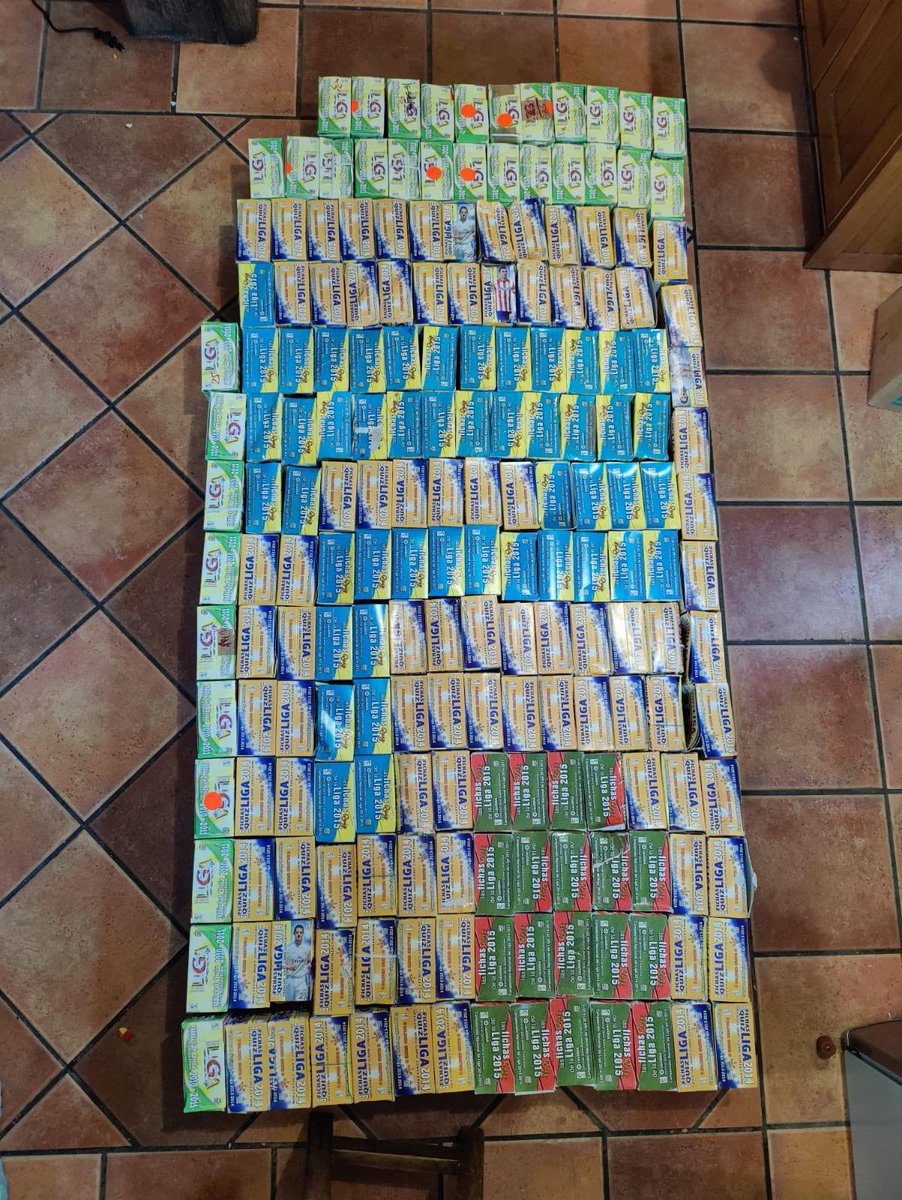 asocards's tweet photo. Como con las #Pringles, en el caso de #Mundicromo cuando haces pop ya no hay stop. Trabajo para rato abriendo más de 150 cajas en la #quedada de la zona norte de #AsoCards https://t.co/23ApmOFGFY