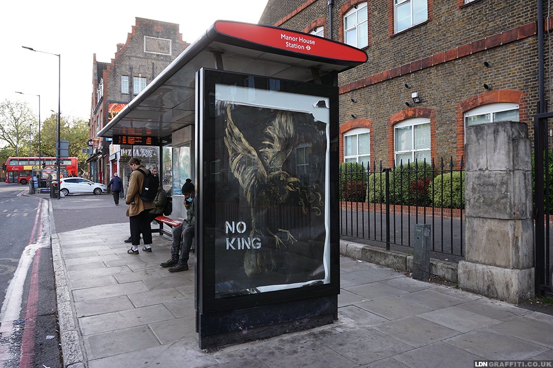 LDNGraffiti's tweet image. &apos;NO KING&apos; - Unknown #London #BusStop #AdHack #StreetArt