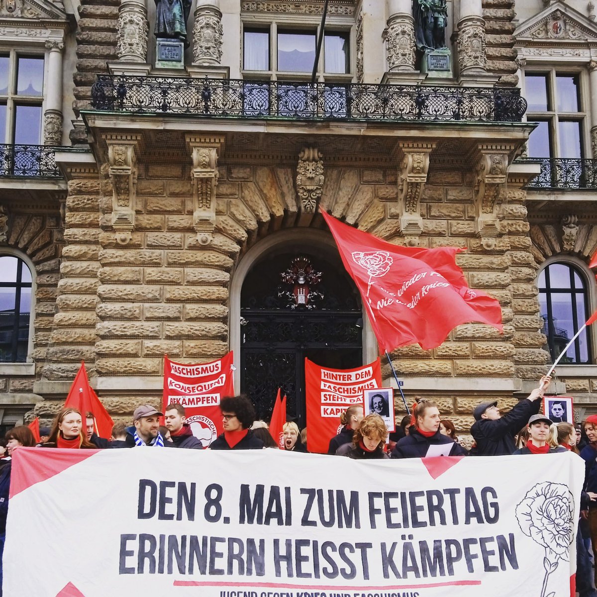 Wir gedenken der ermordeten Abgeordneten der #Hamburg ischen Bürgerschaft und aller anderen Opfer des Faschismus mit einer Schweigeminute.  Jetzt Abschlusskundgebung am Rathaus

#befreiungHH #8mai #8maifeiertag
