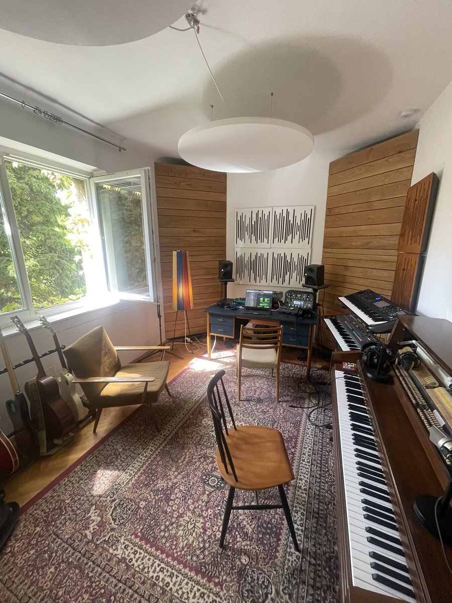 jimmikingking's tweet photo. i love this studio https://t.co/oBqi6raZ3g