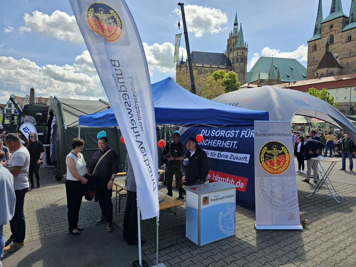 Alex_Dreiser's tweet photo. 10 Jahre Logistikkommmando #LogKdo Erfurt. Glückwunsch. Bei strahlendem Sonnenschein auf dem Domplatz mit vielen militärischen aber auch zivilen Ausstellern. Öffentlichkeitswirksam. Natürlich mit dabei #DBwV. https://t.co/z5xRBzX0sM