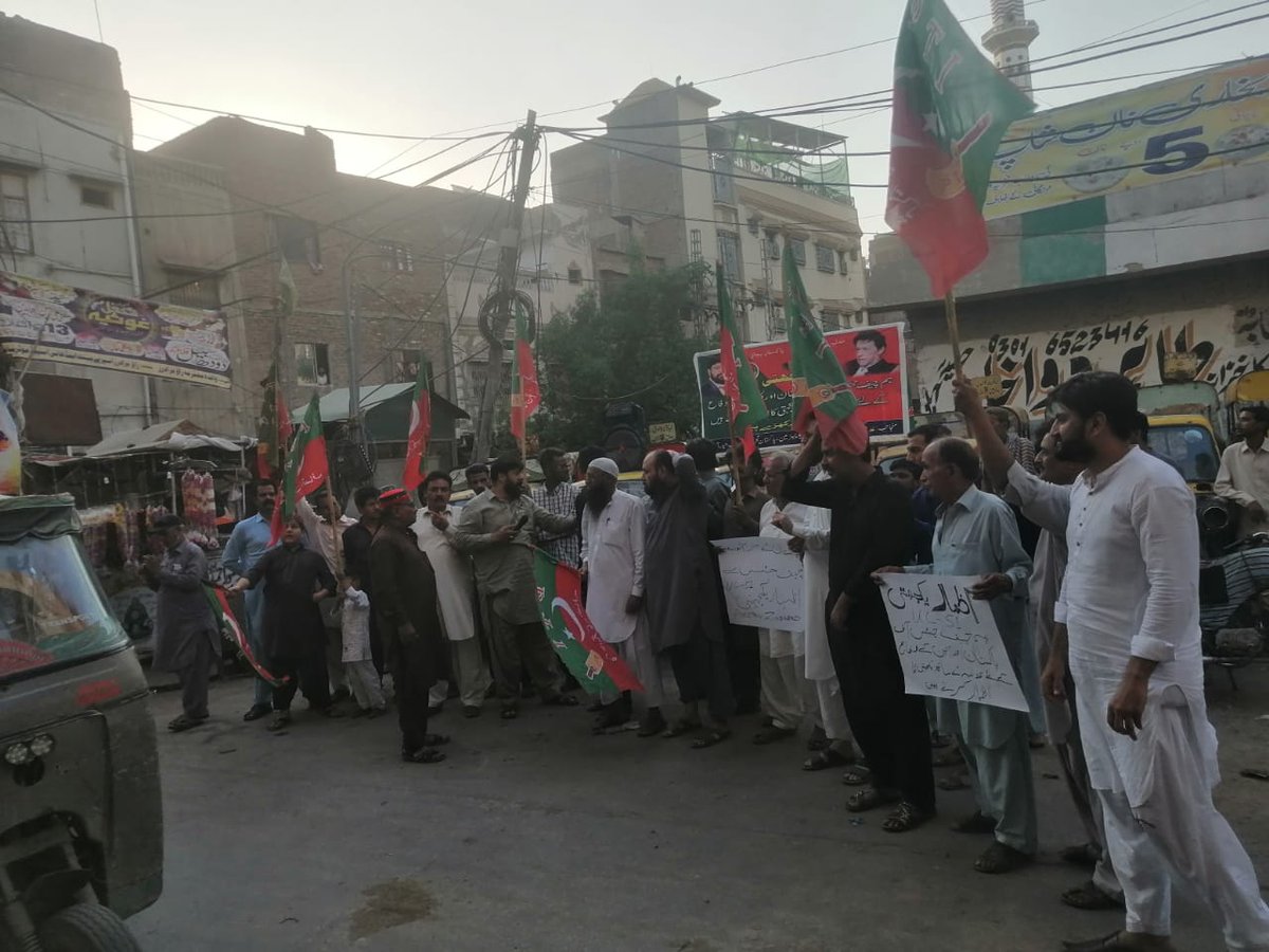 PTIOHyderabad's tweet photo. حیدرآباد میں چیف جسٹس سے اظہار یکجہتی کے لئے پورے حیدرآباد میں مختلف محلوں میں یوسیز میں مختلف چوراہوں پر عوامی احتجاج۔۔

یوسی 51 کے چئیرمین عدنان عرف ادی کی قیادت میں لیاقت کالونی چوک پر ریلی عوام کی بڑی تعداد کی شرکت۔

#I_StandWithSupremeCourt https://t.co/lk2TVez7IY