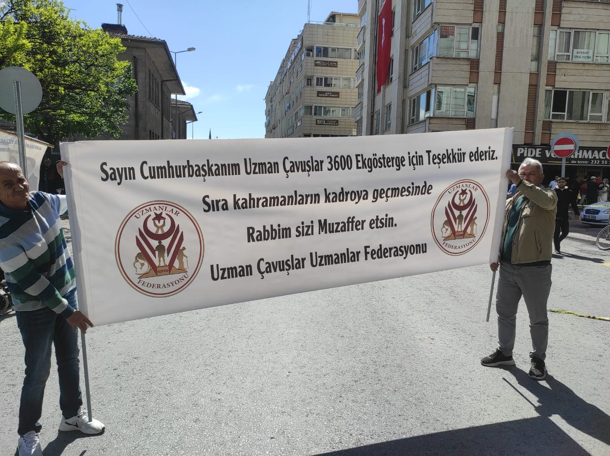 Kayseride Sayın Cumhurbaşkanımızı Uzman Çavuşlara kadro pankartımızla karşıladık hem yol güzergahında hemde alanda pankartımızı açtık.
Sayın Cumhurbaşkanım sıra Kahraman #UzmanÇavuş’ların kadroya geçmesinde
Kahramanlar mesleki endişe duymadan görevlerini yapmak istiyor