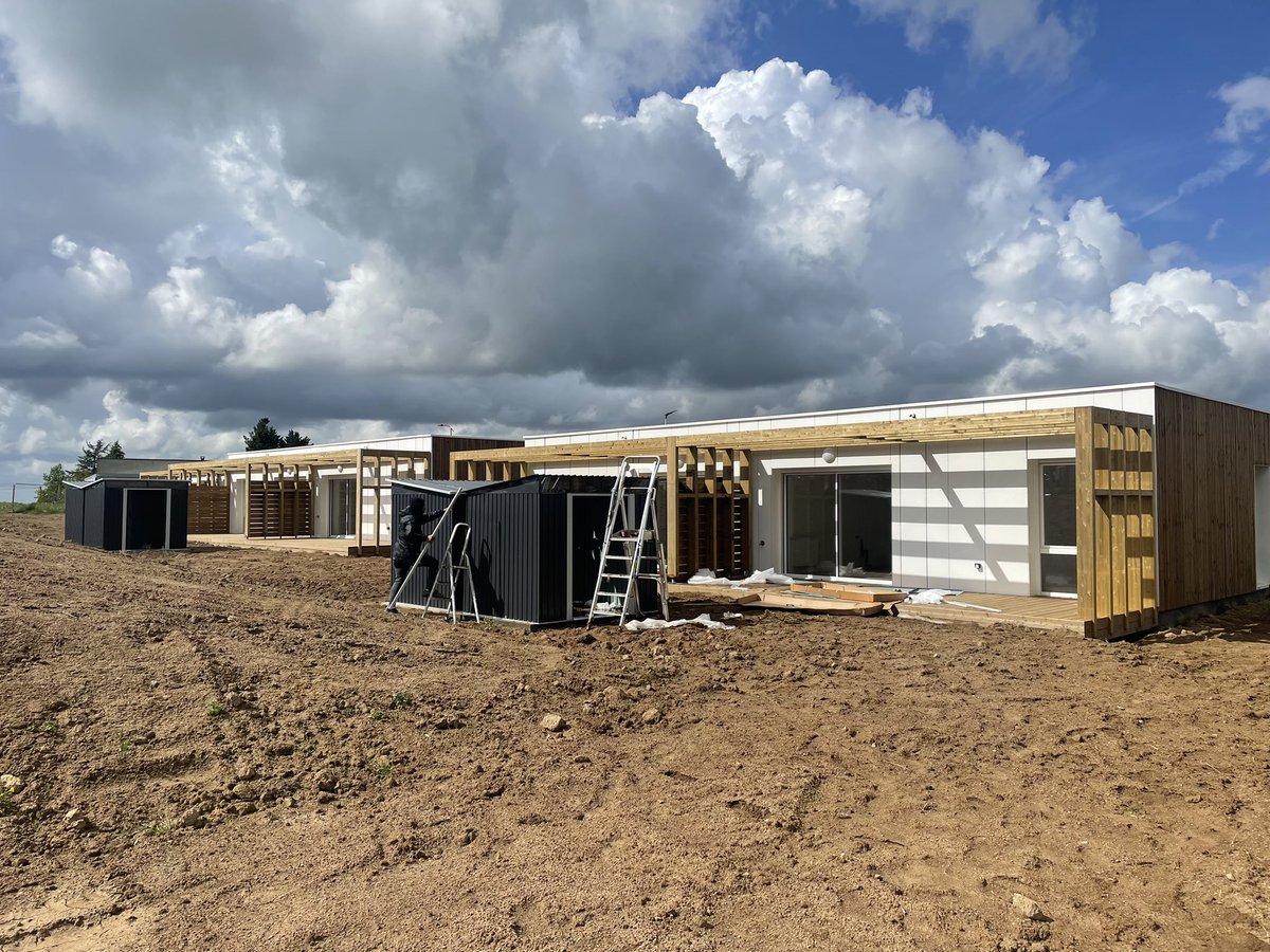 À Chanverrie, Podeliha a développé une formule innovante de logement avec des modulaires. Visite avec les élus locaux et <a href="/GuillaumeJean85/">Guillaume Jean</a> #Habiflex