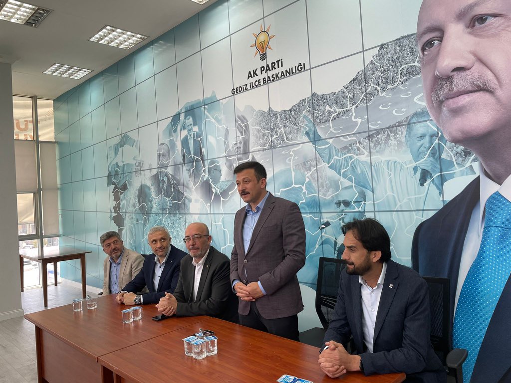 avhamzadag's tweet photo. 📍Kütahya'mızın güzide ilçesi Gediz'deyiz.

İlçe Başkanlığımızda yol arkadaşlarımızla bir araya gelerek çalışmalar hakkında bilgi aldık.

Sonrasında ise pazar yerinde Gedizli hemşehrilerimizle buluştuk. 

Gediz, "Doğru Adımlarla Yola Devam" diyor! https://t.co/l4BBCC7lsD