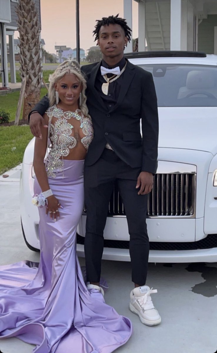 MillyBoys1's tweet photo. Prom Queen and Lil …Big Bruh!
      @smurfmillender @jaadaaboo1 https://t.co/UFHrSgXFbC