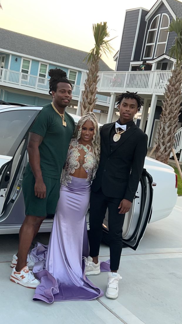 MillyBoys1's tweet photo. Prom Queen and Lil …Big Bruh!
      @smurfmillender @jaadaaboo1 https://t.co/UFHrSgXFbC