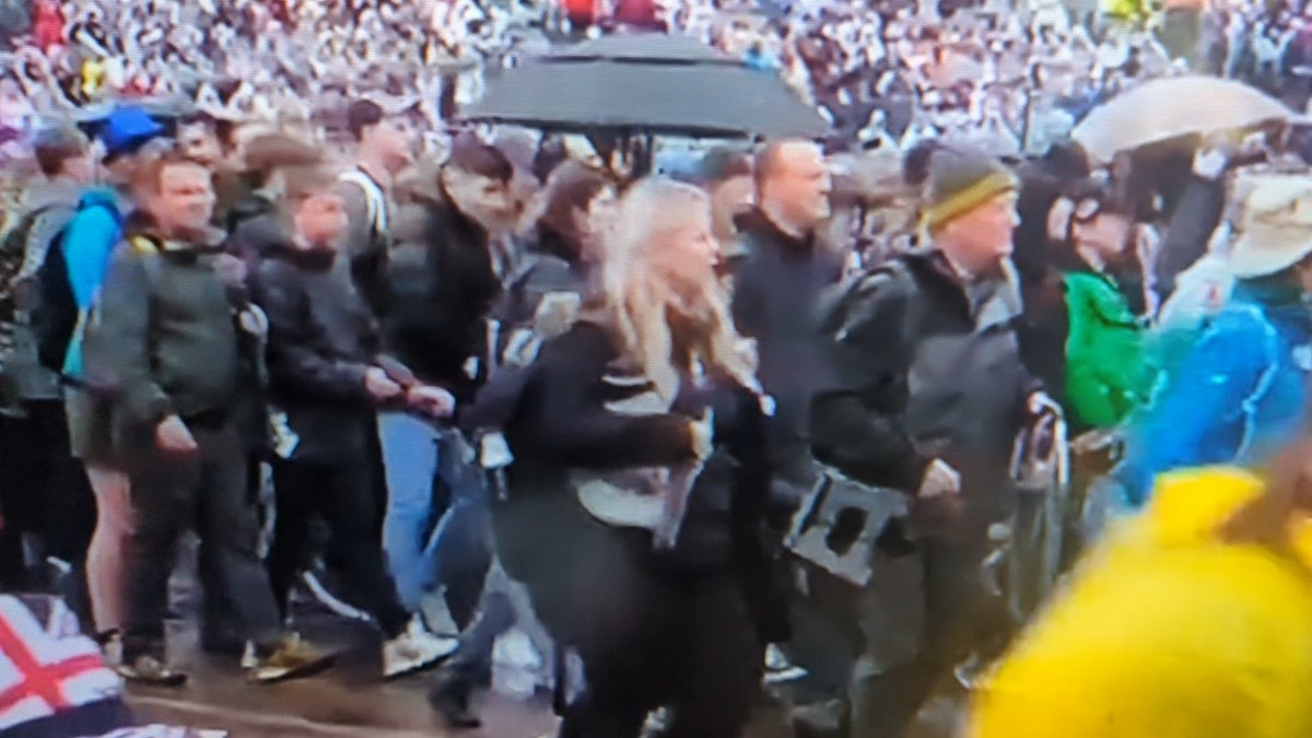 CanadianGirl_82's tweet photo. @RNN_RoyalNews Brittany! I may have seen you on the BBC coverage, right when everyone was running to the balcony! I got so excited! 😁😁😁 https://t.co/f527OMlNI1