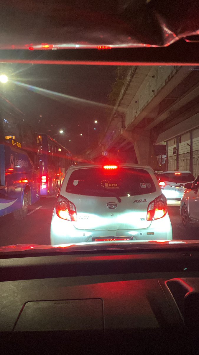 ds_Liao's tweet photo. @TMCPoldaMetro pak tolong di bantu kemacetan di bawah jembatan pesing dari arah daan mogot menuju angke &amp; grogol. Udah d buat 1 arah ke arah angke biar ga ada lampu merah, malah di terobos semua. Alhasil gak gerakkk https://t.co/KmVPldRErj