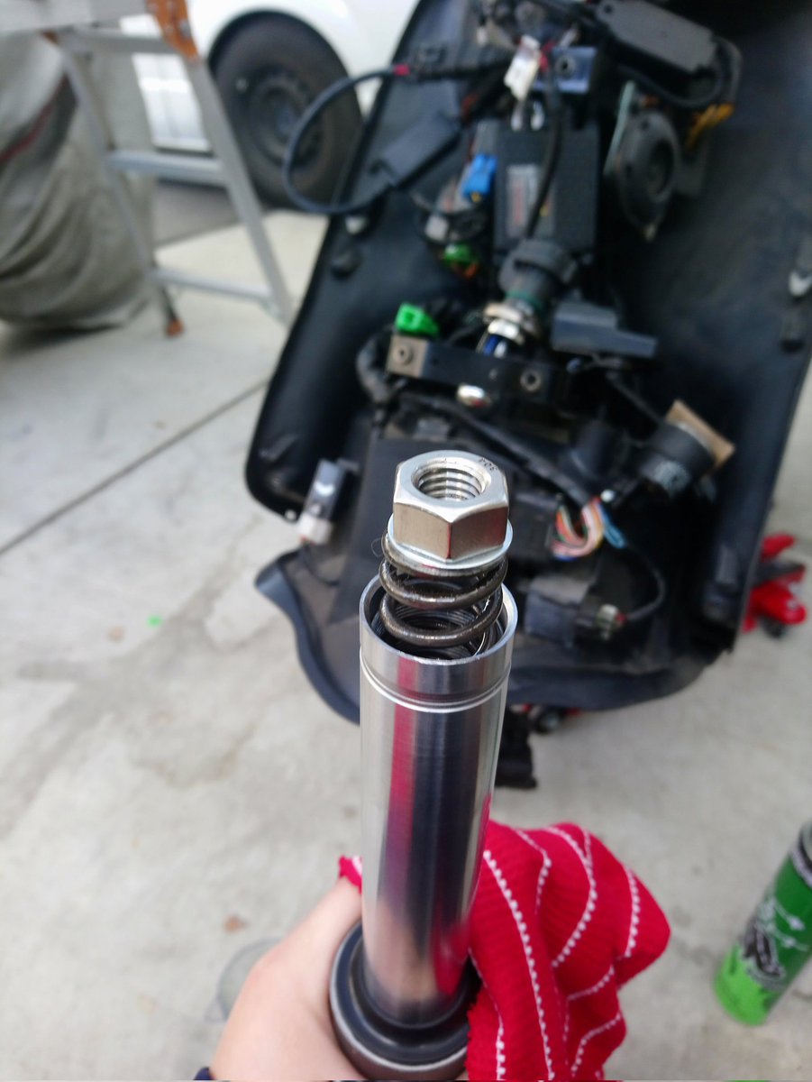 mochan0519's tweet photo. V125のフロントフォークがカヤバのG30とナットチューンでカッチカチなんですけど、なんか年とったし疲れてきた。
せめてナットくらい外そうかしら。 https://t.co/x35mF3cS5s