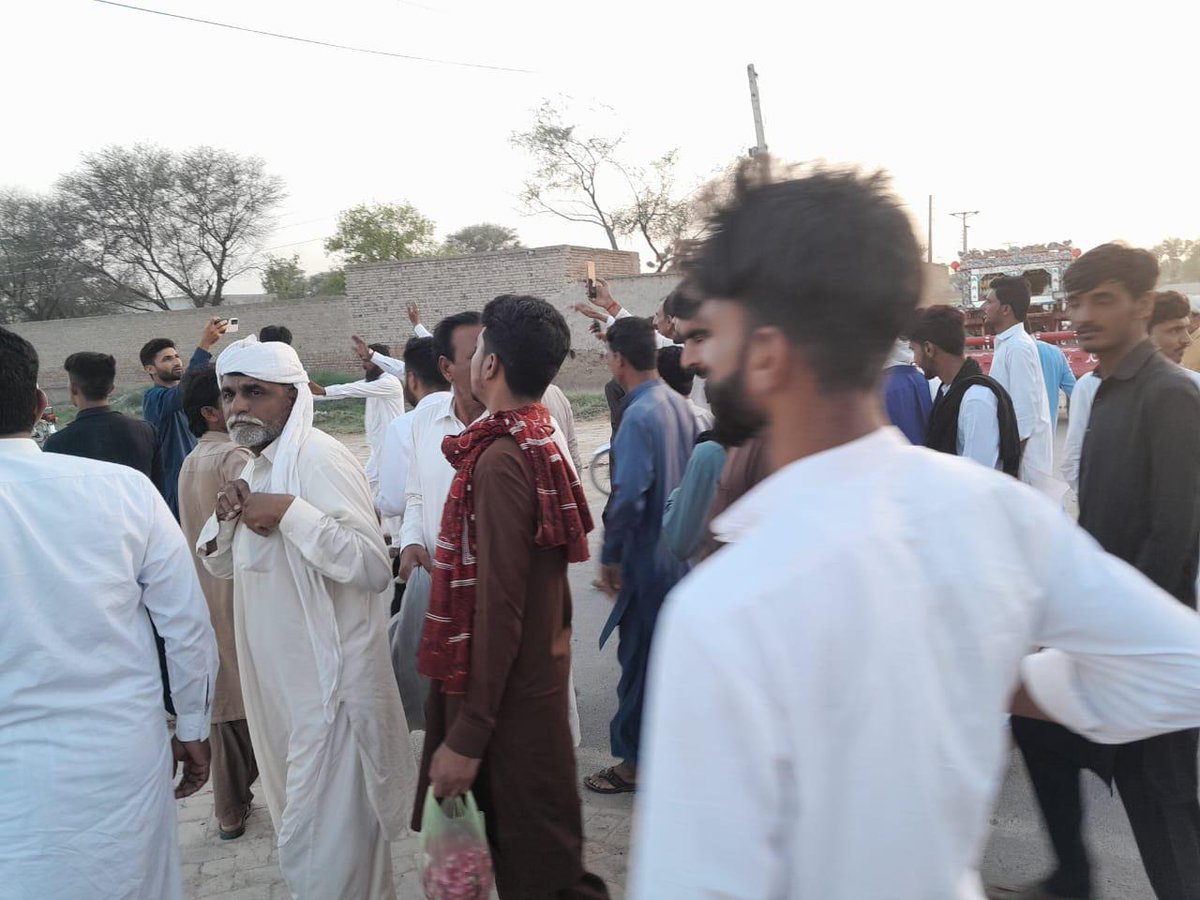 PTIOkaara's tweet photo. رہنما پاکستان تحریک انصاف مہر عبدالستار کی نمائندگی کرتے ہوئے 34.4L دوستوں نے اپنے گاؤں احتجاج ریکارڈ کروایا جس میں بزرگوں اور بچوں نے عمران خان صاحب چیف جسٹس آف پاکستان کے حق میں نعرے لگائے اور آئین پاکستان کے ساتھ اظہار یکجہتی کی
#PP186
#I_StandWithSupremeCourt https://t.co/GjKQtbLNLK