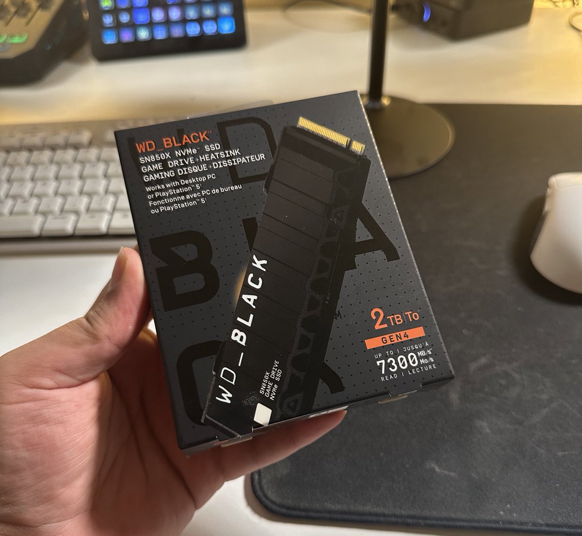 استعرضت هذا المنتج الجميل في الانستقرام وهنا بيكون عندنا سحب على نسخة منه مقدمه من WD Black Arabia 

NVMe SSD SN850X 2TB
يزبط على البلايستيشن وايضا البي سي 👍🏼

✅ ريتويت عشان تدخل بالسحب
✅ فولو لحسابي 🙏🏼