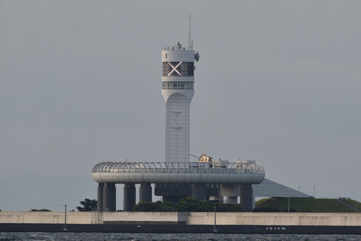 今朝のQEｻﾝ、まずはﾍﾞｲﾌﾞﾘｯｼﾞ下から…急に回頭したﾓﾝﾃﾞ、車庫入れで入ってくるのかと思ったらﾊﾞｯﾃﾝにﾅﾘﾏｼﾀ。。飛沫のせいかﾏｯｼﾛ…
