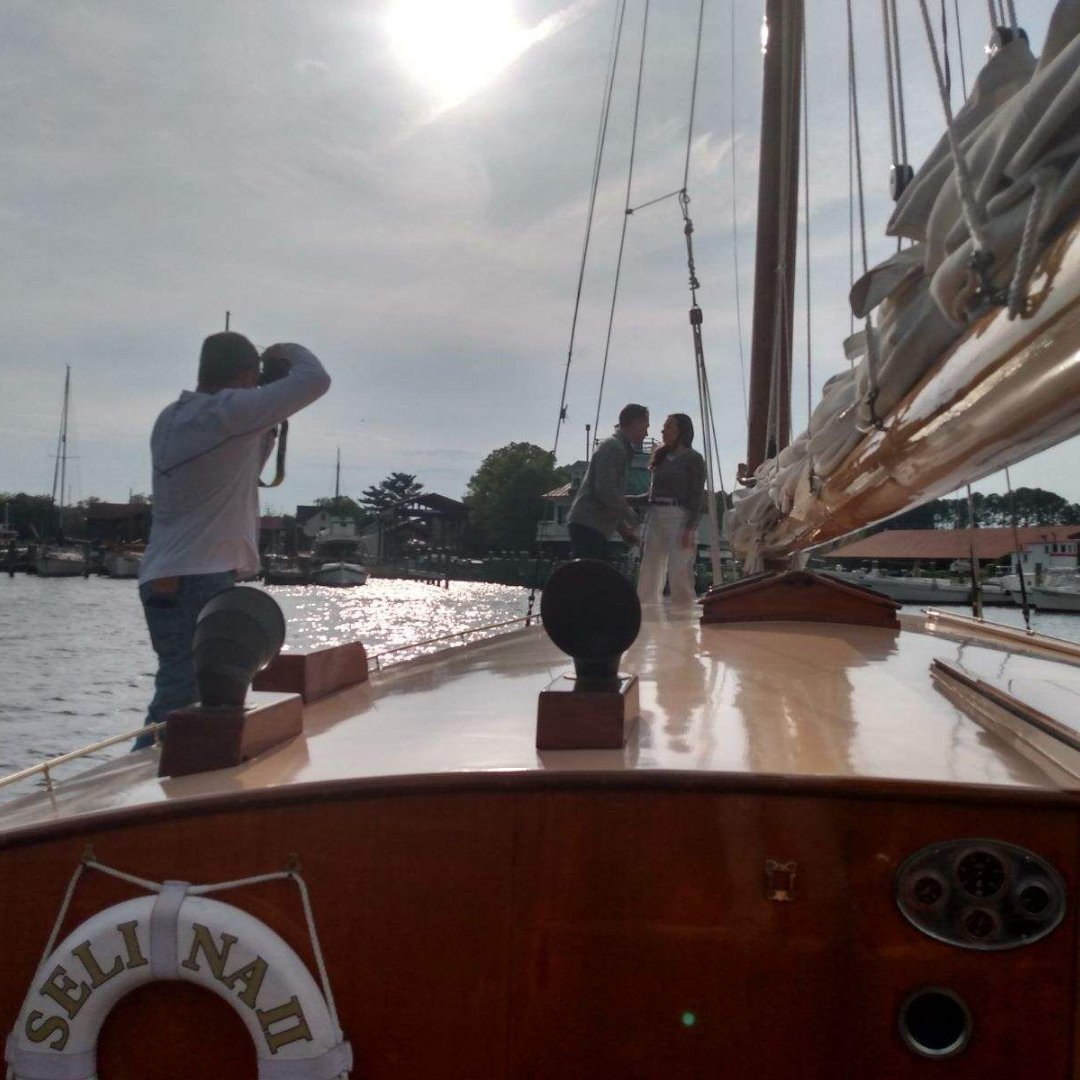 SailStMichaels's tweet photo. Surprise engagment despite having a photographer aboard!
#photoshoot #engagement #proposal  #sailselina #stmichaelsmd https://t.co/Eo9wIOyH84