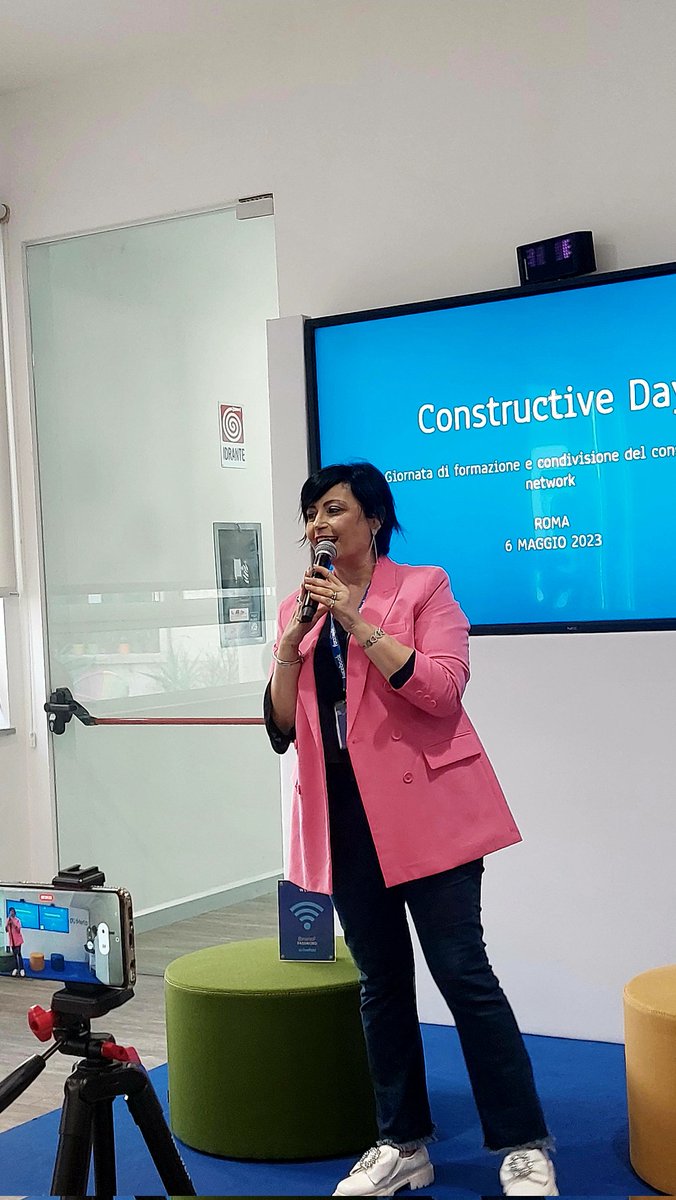 Doracarapellese's tweet image. @assunta73 è la mente del @ConstructiveNet &quot;l&apos;idea è nata dal bisogno di ritornare alle origini del giornalismo&quot; #constructiveday