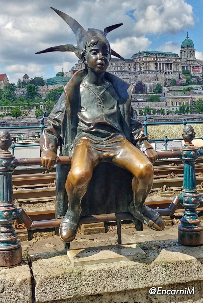 Encarni8's tweet photo. #littleprincess
#Budapest 
#Danubio https://t.co/62Uq1nEe4Q