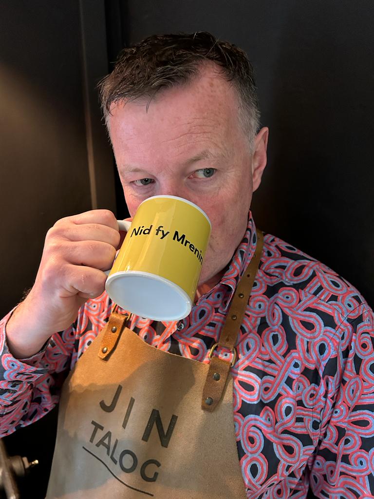 Yma yn Nhalog rydym yn mwynhau diwrnod tawel.

Fel gweriniaethwyr gwrthwynebwn yr egwyddor o frenhiniaeth. Teimlwn ei bod yn bwysig creu gofod lle caniateir i bobl fynegi’r farn hon.

Dymuniadau gorau i'n cwsmeriaid a'n ffrindiau sy'n dathlu heddiw.

#nideinbrenin