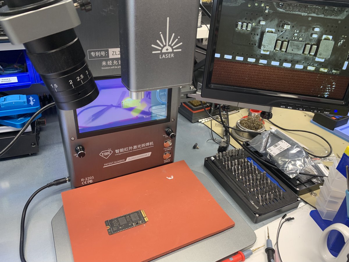 gillesaurejac's tweet photo. J'ai acheté une petite station laser TBK R-2201

c'est royal les petits CMS se dessoudent sans bouger 

L'ennui : le bruit des ventilateurs est horrible 😓

Du coup mon collègue m'a imprimé un petit support et j'ai monté 3 ventilateurs @Noctua_at , et c'est 1000 fois mieux 😍 https://t.co/DOfd9gq5ci