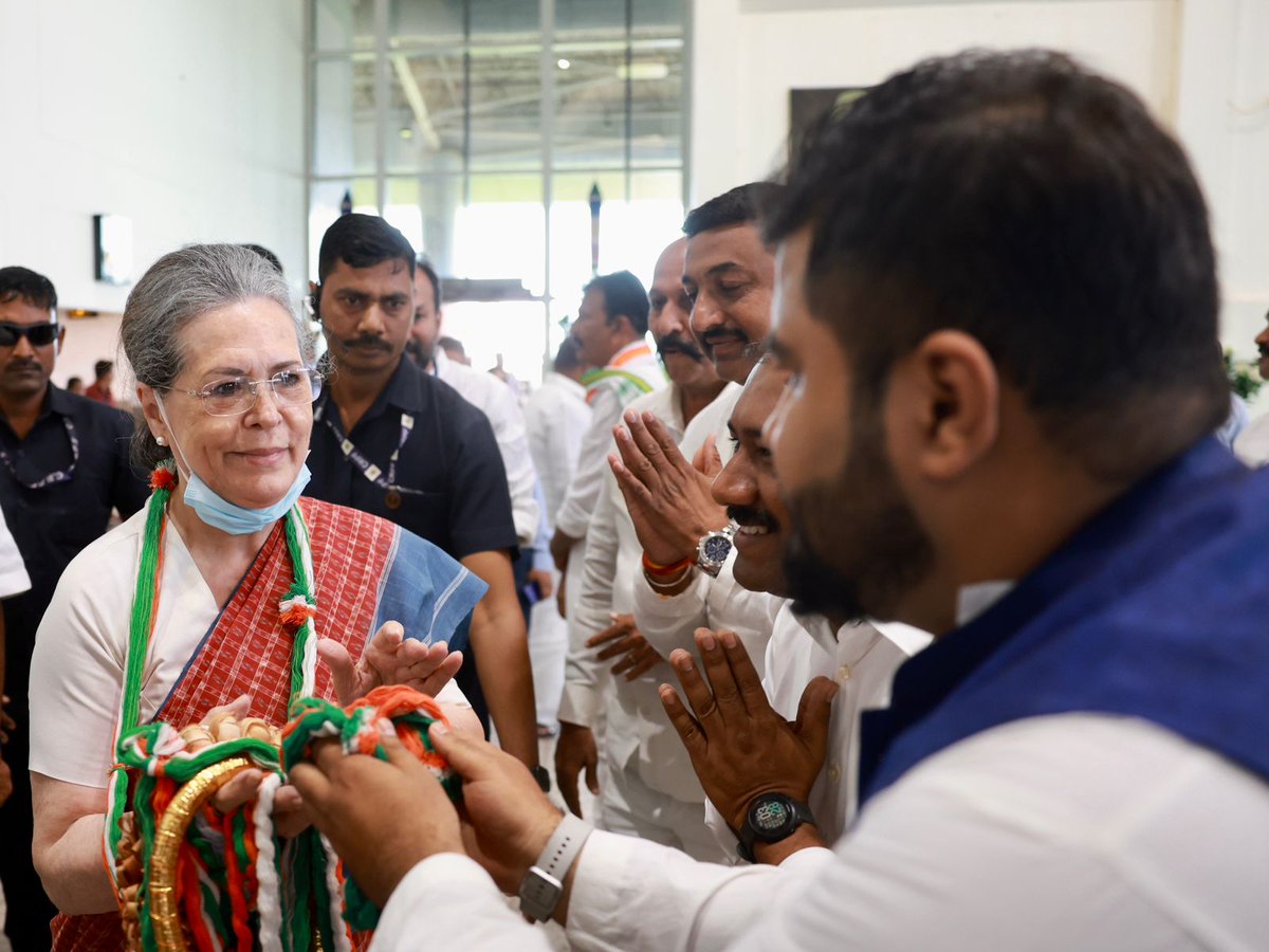 CPP Chairperson Smt. Sonia Gandhi ji receives a warm welcome on her arrival at Hubballi airport. She will be addressing a joint rally with Congress President Shri @kharge and Shri @RahulGandhi at 6PM, today.