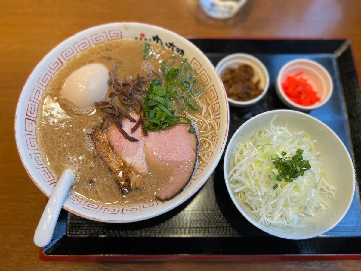 DoRa00321966's tweet photo. 看板娘のあやねこさんが明日で卒業ということで、ゆいがで六助豚骨ラーメンとジャスミンミルクプリン。いつももらい忘れる感謝券をあやねこさんから受取り、エールを送りました。あやねこさんの存在が店を明るくしてたと思うので卒業が残念。
#ゆいが総本店 https://t.co/aX38RiYlmU