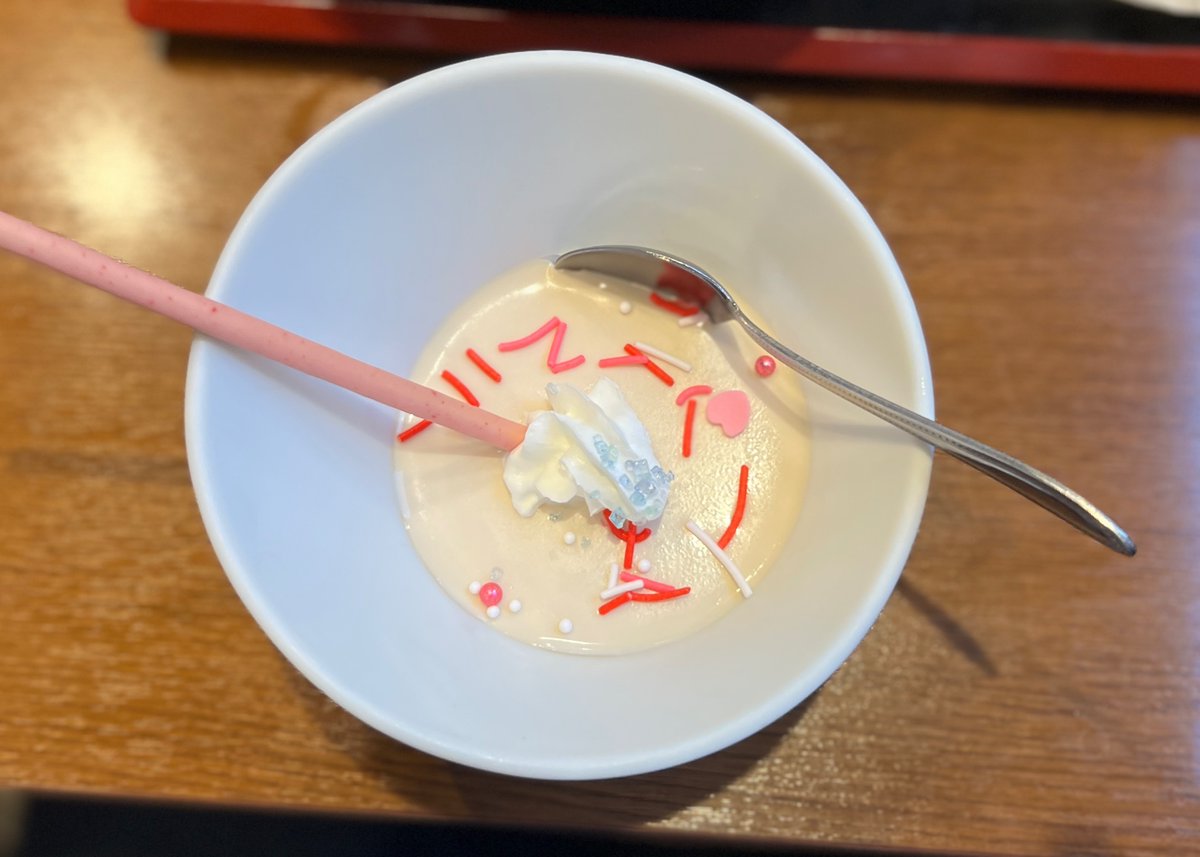 DoRa00321966's tweet photo. 看板娘のあやねこさんが明日で卒業ということで、ゆいがで六助豚骨ラーメンとジャスミンミルクプリン。いつももらい忘れる感謝券をあやねこさんから受取り、エールを送りました。あやねこさんの存在が店を明るくしてたと思うので卒業が残念。
#ゆいが総本店 https://t.co/aX38RiYlmU