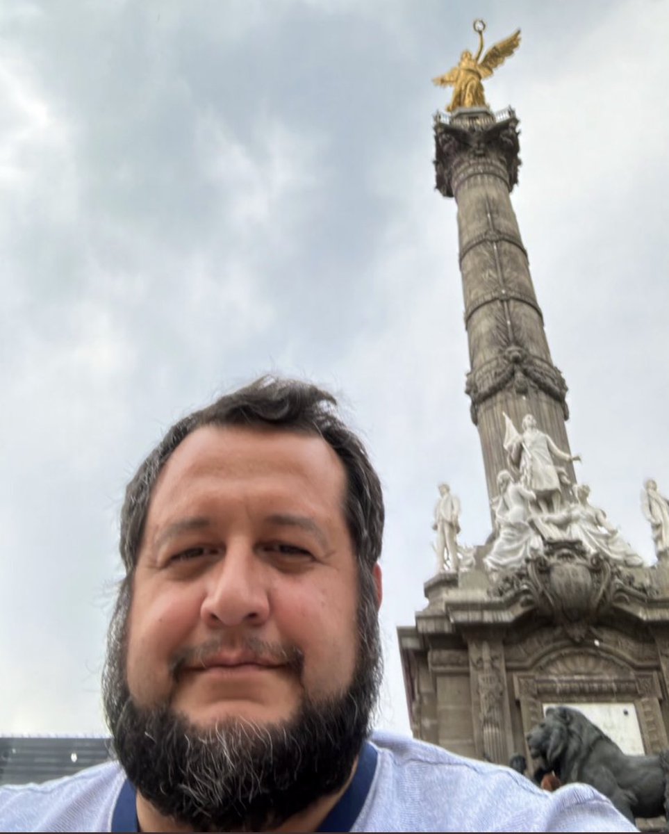 jorge_kato's tweet photo. Qué difícil está para nosotros como Papás de adolescentes hoy día; dime cómo les explico a mis hijos, si a la “Nalguita” la hicieron reina; la que se encuera gana más dinero que un empresario; el imbécil, resentido, y burro llega a ser presidente; los huevvones se convierten, sin trabajar, en “respetados empresarios”; los ladrones gobiernan; los policías son los delincuentes.

El mundo al revés …