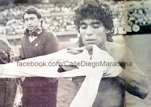 Se viene el superclásico!
Y vemos a Diego poniéndose la camiseta de River.
En enero/81, el vicepresidente del club Patrick Noher, dijo: 'si es necesario pondremos alcancías en las plazas pra recaudar los fondos q garanticen a Maradona'.
El final fue otro!
@GuilleSalatino sos vos?