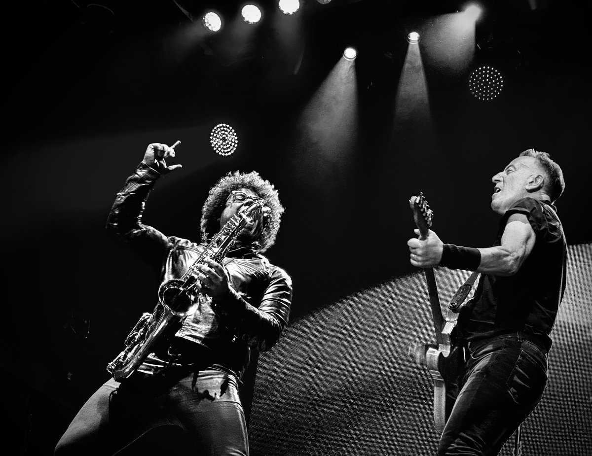 PointBlankSpain's tweet photo. "Bruce Springsteen en Barcelona: el mundo se detiene durante tres horas" por @AsierMiner 

La crónica en Point Blank:
https://t.co/3mBKMyVLXL

📷Eden Jahnke https://t.co/wHfmUHJBYZ