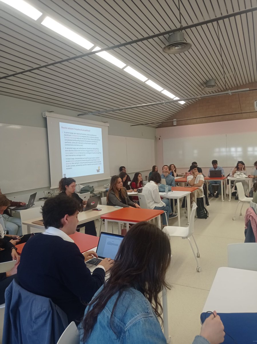 scuolapolitiche's tweet image. Ieri ed oggi studenti e studentesse #SdP si sono incontrati a Potenza. 
Nel secondo weekend del corso #Impact Basilicata abbiamo parlato di #bigadata, intelligenza artificiale, salari e crescita, insieme ad Antonella Bianchino, Andrea Garnero, Francesco Drago e Decio Coviello.